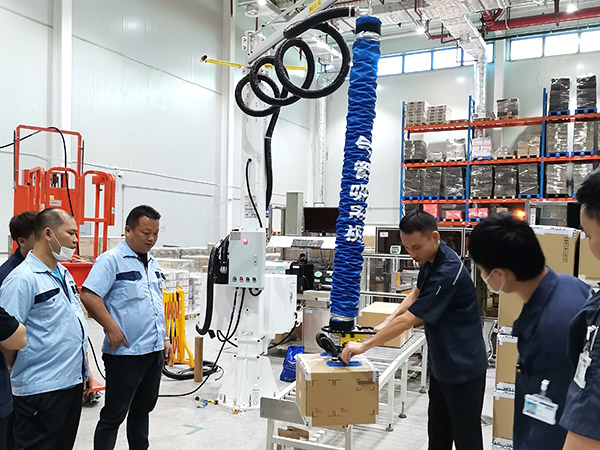 氣管吸吊機-紙箱搬運現(xiàn)場